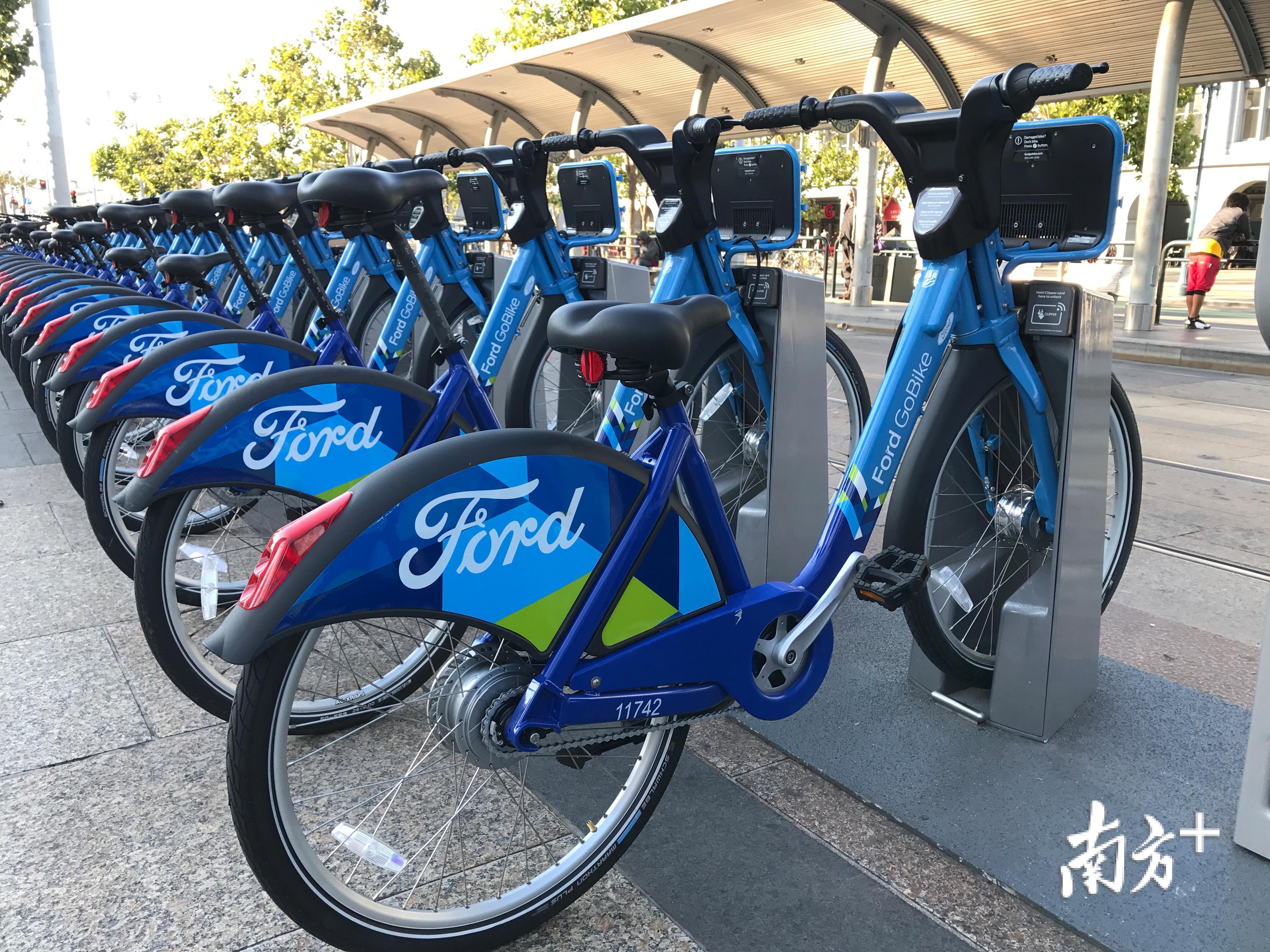  美国旧金山市中心Ferry building广场上摆放着共享单车Ford GoBike 摄影/丁晓然