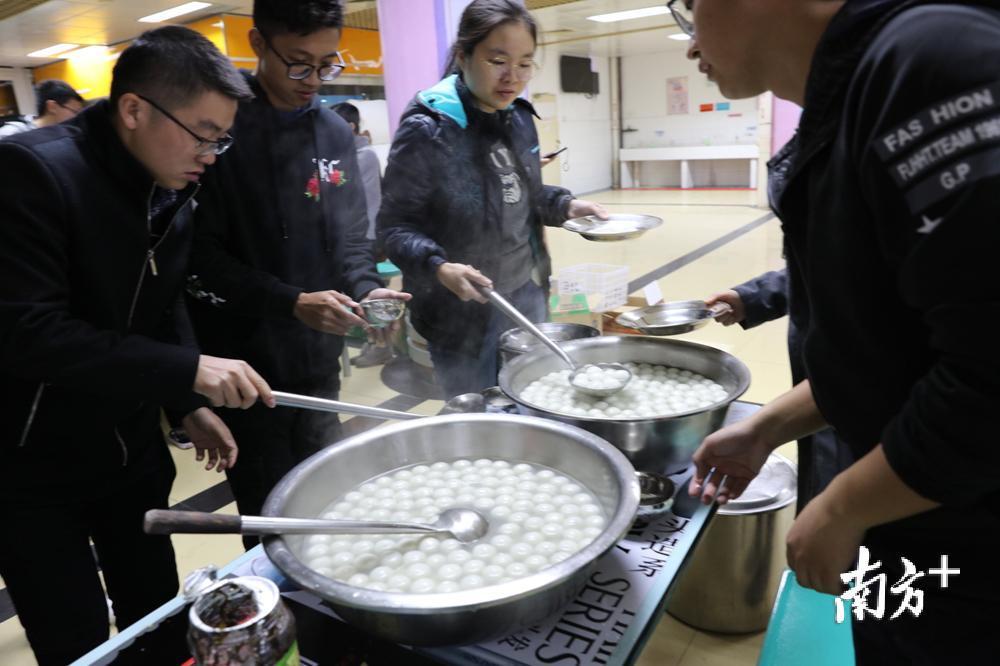 大一学生邓益萍说"我以前从没包过饺子,通过这次活动,我了解了很多