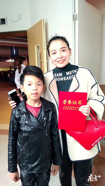 人气微家书获奖学生潘梓琦和他的妈妈刘娟。