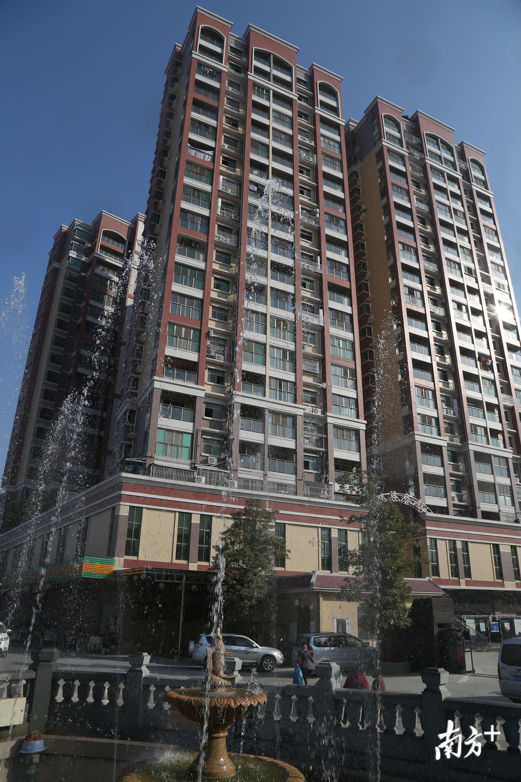 图为长美二村集市场、商铺、住宅为一体的综合楼。 图为长美二村集市场、商铺、住宅为一体的综合楼。