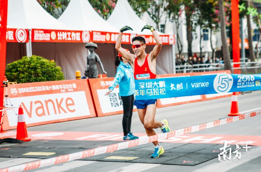 男子第一名冲过终点。 男子第一名冲过终点。