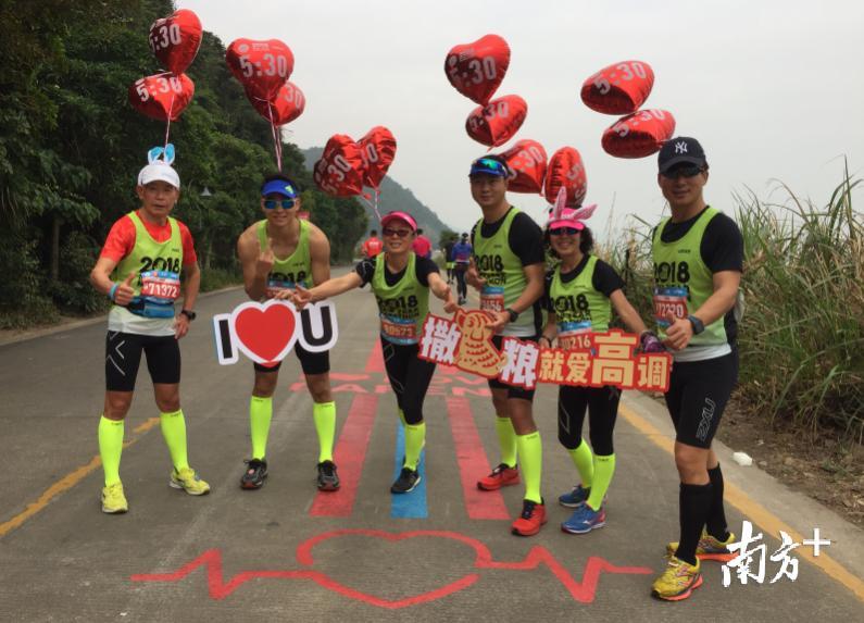 跑道上活跃着一批配速员(俗称兔子),帮助很多跑者更顺利完赛。 跑道上活跃着一批配速员(俗称兔子),帮助很多跑者更顺利完赛。