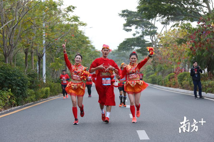 财神带着两个招财童子。 财神带着两个招财童子。