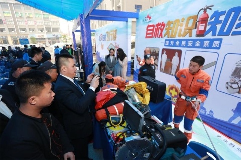 活动现场设置体验式互动游戏，吸引市民学习安全生产知识。