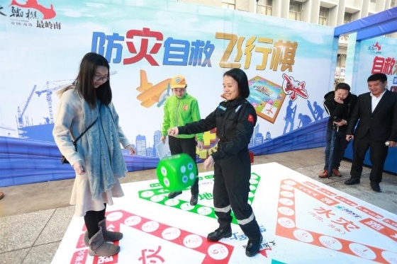 活动现场设置体验式互动游戏，吸引市民学习安全生产知识。