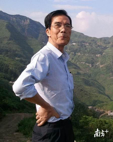 从中国首家民营篮球俱乐部,到东莞首家上市企业,陈林自我评价“胆子很大,什么事都敢闯也愿意去尝试”。张朝霞 摄 从中国首家民营篮球俱乐部,到东莞首家上市企业,陈林自我评价“胆子很大,什么事都敢闯也愿意去尝试”。张朝霞 摄