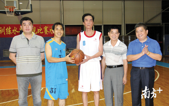 2012年,陈林向三正集团董事长莫浩棠赠送礼物(由CBA广东宏远队队员签名的篮球)。三正集团供图 2012年,陈林向三正集团董事长莫浩棠赠送礼物(由CBA广东宏远队队员签名的篮球)。三正集团供图