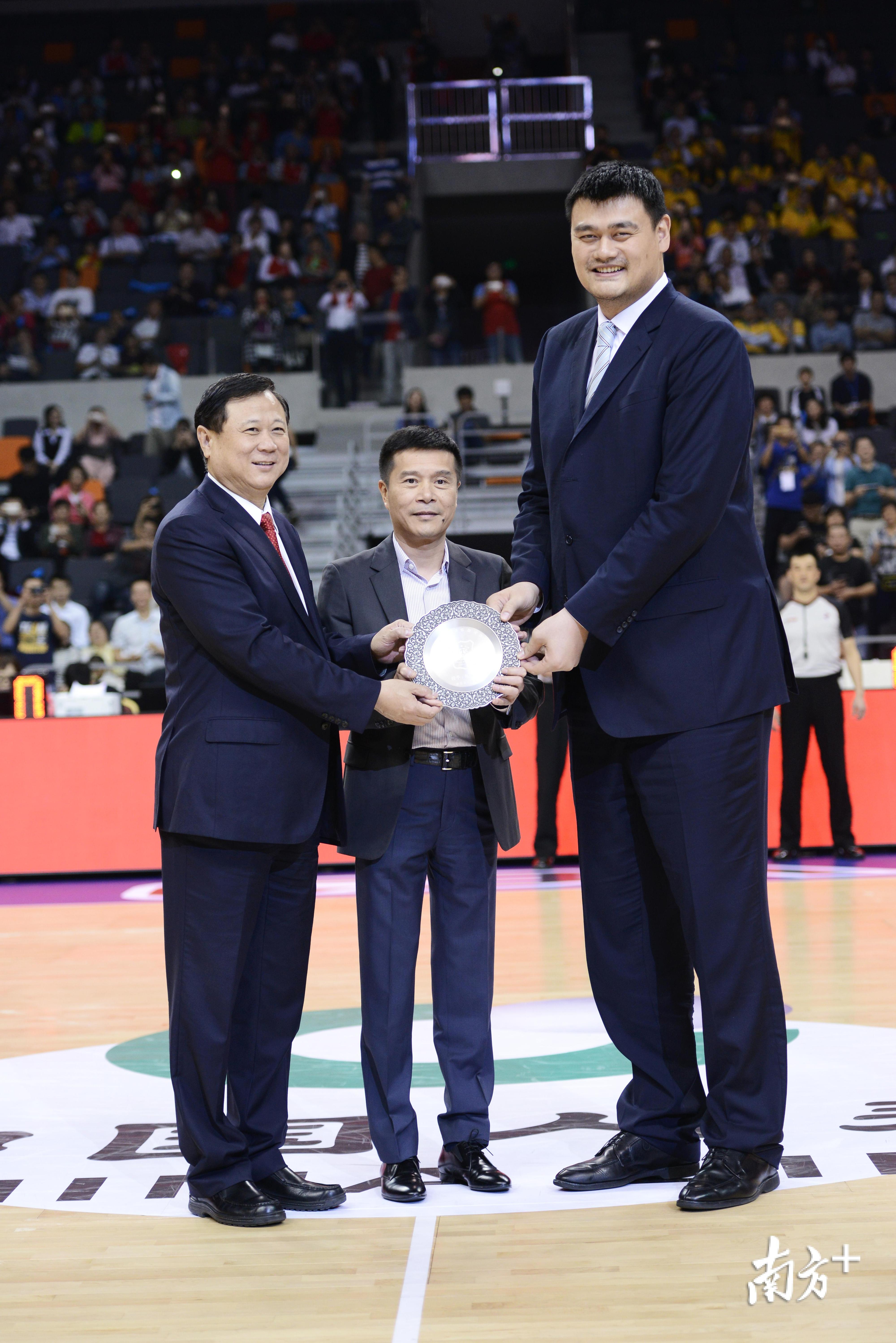 国家体育总局篮球运动管理中心主任李金生、中国篮协主席姚明为陈林先生颁发“中国篮球职业俱乐部突出贡献奖”,图为宏远董事总经理陈海涛先生代为领奖。南方日报记者 龚名扬 摄 国家体育总局篮球运动管理中心主任李金生、中国篮协主席姚明为陈林先生颁发“中国篮球职业俱乐部突出贡献奖”,图为宏远董事总经理陈海涛先生代为领奖。南方日报记者 龚名扬 摄
