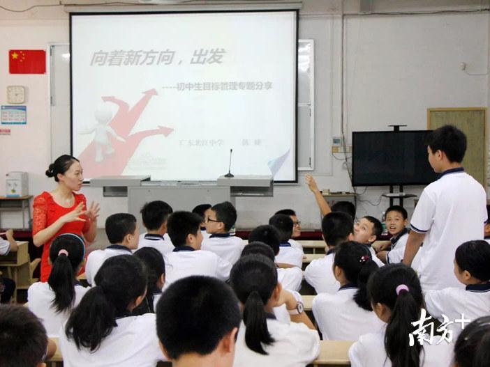 广东北江中学教师陈韶平为韶关市第十五中学学生上课。受访者供图 