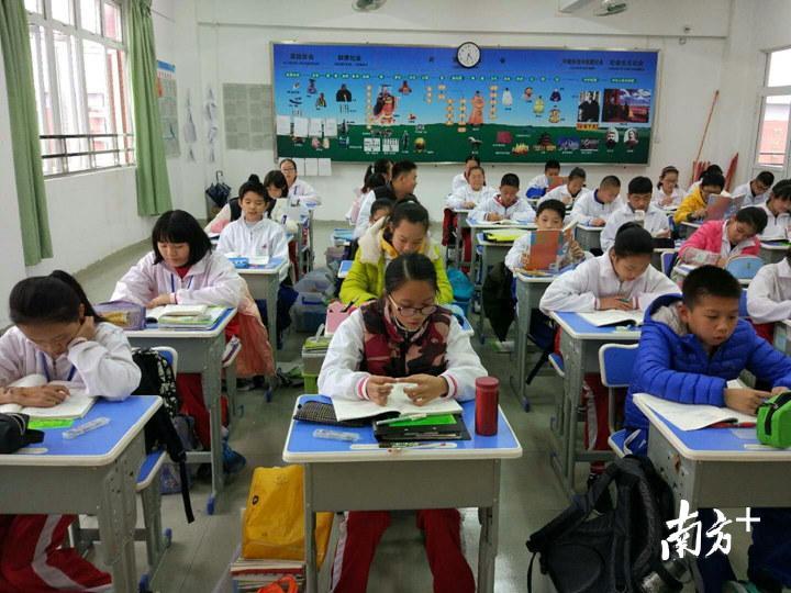 广东北江中学教师陈婕为韶关市第十五中学学生上课。受访者供图 