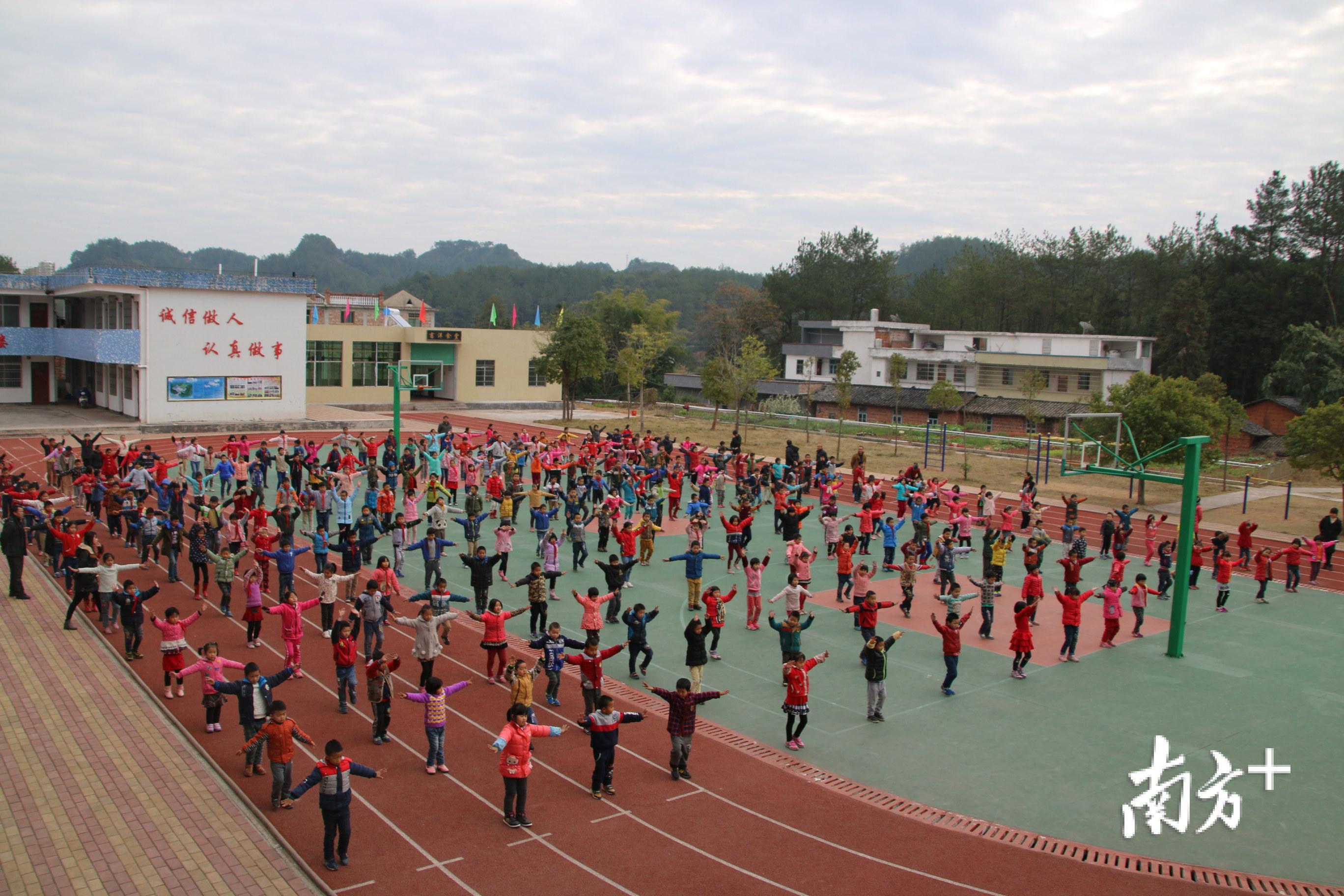 韶关市南雄界址大坊金城希望小学大课间，学生正在进行课间活动。受访者供图 