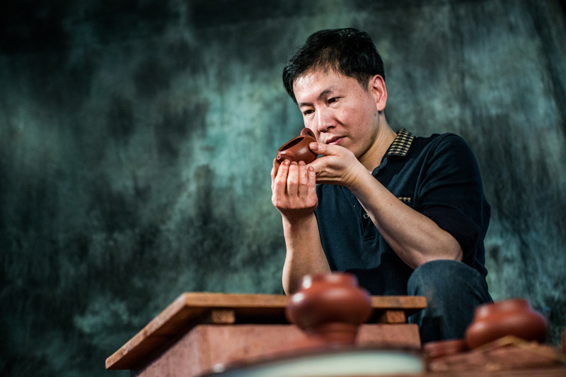 年轻的章海元已是省级工艺美术大师，他是老安顺的第五代传人。