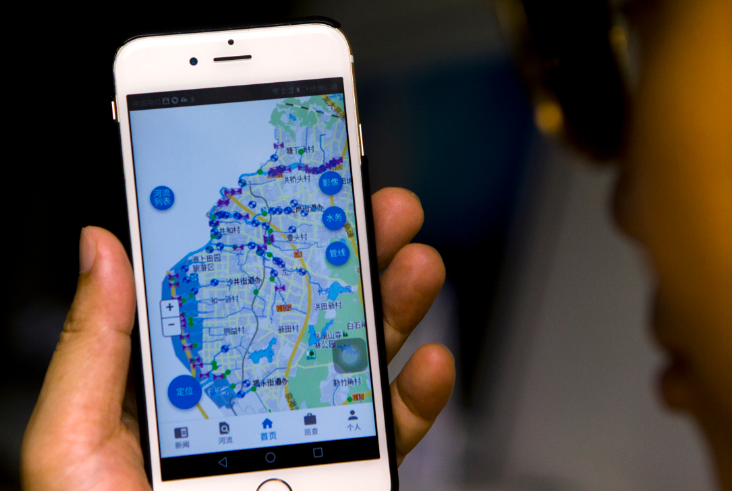 深圳宝安上线运行国内首个河长制智慧管理软件——“宝安河务通”APP。何俊 摄 