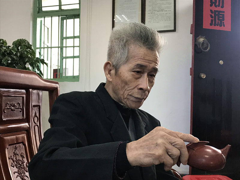86岁的老人章永杰，是西塘村老字号老安顺的第三代传人。