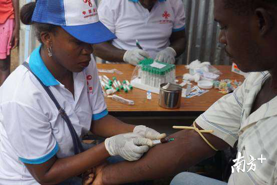 护士在为村民进行采血，主动筛查高危人群