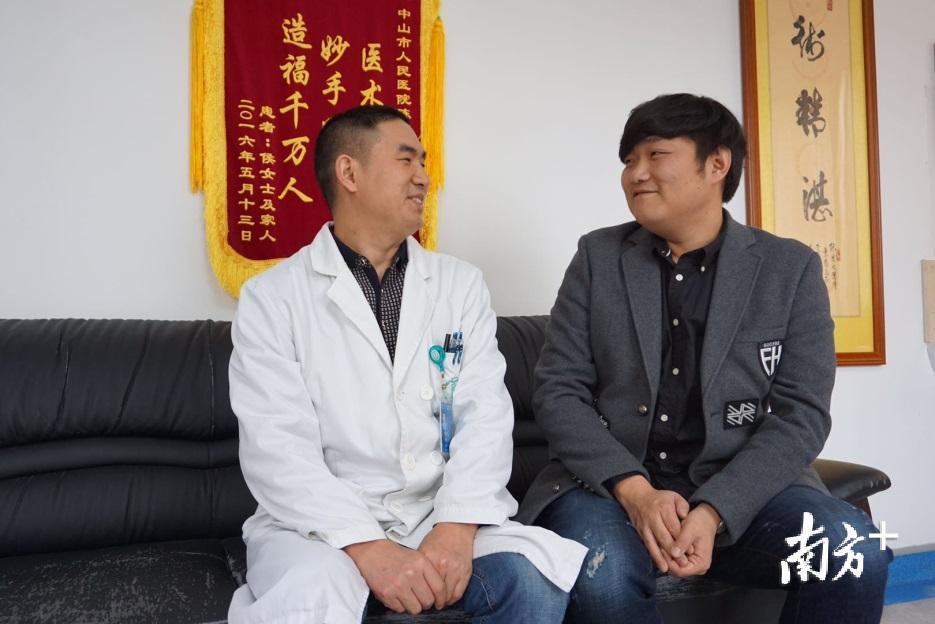冯浩然与自己的主管医生雒洪志相谈甚欢