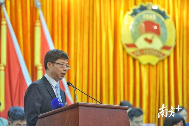 禅城区政协主席殷辉在大会上作政协禅城区四届常委会工作报告。南方+记者 戴嘉信 摄