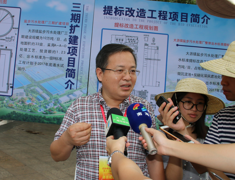 2017年9月27日区政协常委、民进南海总支主委傅会平在区政协常委视察水环境治理活动中接收媒体采访。邹永榆 摄 2017年9月27日区政协常委、民进南海总支主委傅会平在区政协常委视察水环境治理活动中接收媒体采访。邹永榆 摄