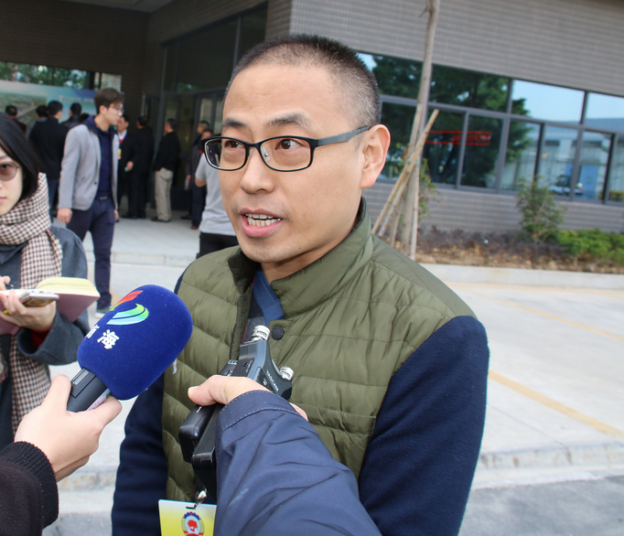 2017年12月22日,南海区政协委员、致公党南海总支支委秦伟新在参加区政协村级工业园改造提升专题调研时接受媒体采访。邹永榆 摄 2017年12月22日,南海区政协委员、致公党南海总支支委秦伟新在参加区政协村级工业园改造提升专题调研时接受媒体采访。邹永榆 摄