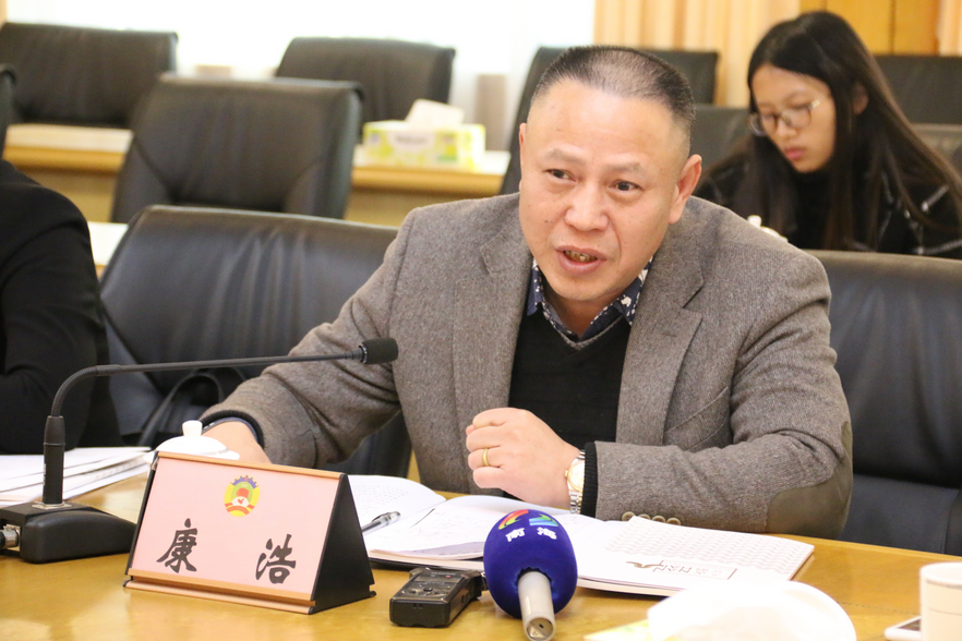 2017年12月21日重点提案的提案者、南海区政协常委、民革南海总支副主委康浩在区长督办重点提案工作会议上发言。邹永榆 摄 2017年12月21日重点提案的提案者、南海区政协常委、民革南海总支副主委康浩在区长督办重点提案工作会议上发言。邹永榆 摄