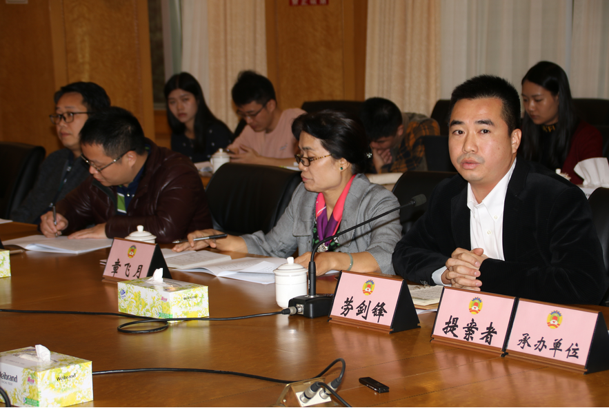 提案者、南海区政协委员、民建南海总支副主委劳剑峰在区委书记督办重点提案会议上发言。邹永榆 摄 提案者、南海区政协委员、民建南海总支副主委劳剑峰在区委书记督办重点提案会议上发言。邹永榆 摄