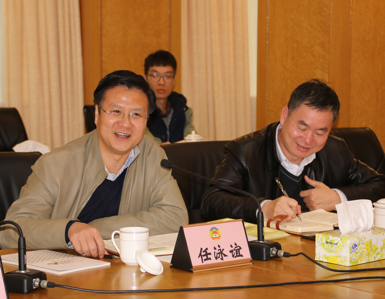 2017年12月21日,南海区政协委员、南海区大数据产业协会会长任泳谊在南海区区长顾耀辉到南海区政协“物联网应用于创新社会治理”专题议政会上向区长建言。邹永榆 摄 2017年12月21日,南海区政协委员、南海区大数据产业协会会长任泳谊在南海区区长顾耀辉到南海区政协“物联网应用于创新社会治理”专题议政会上向区长建言。邹永榆 摄