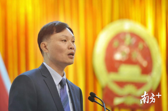 禅城区区长孔海文向大会作政府工作报告。南方+记者 戴嘉信 摄 禅城区区长孔海文向大会作政府工作报告。南方+记者 戴嘉信 摄