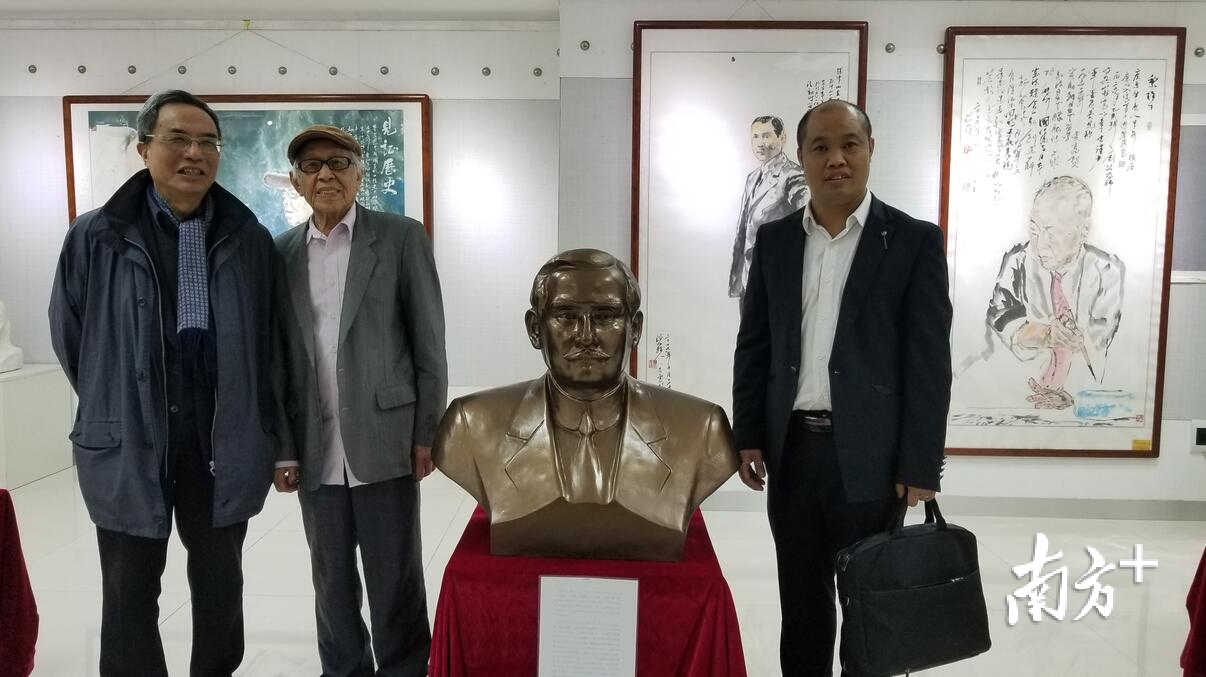 现场观众争相与曹崇恩、罗介金师徒合影。 现场观众争相与曹崇恩、罗介金师徒合影。