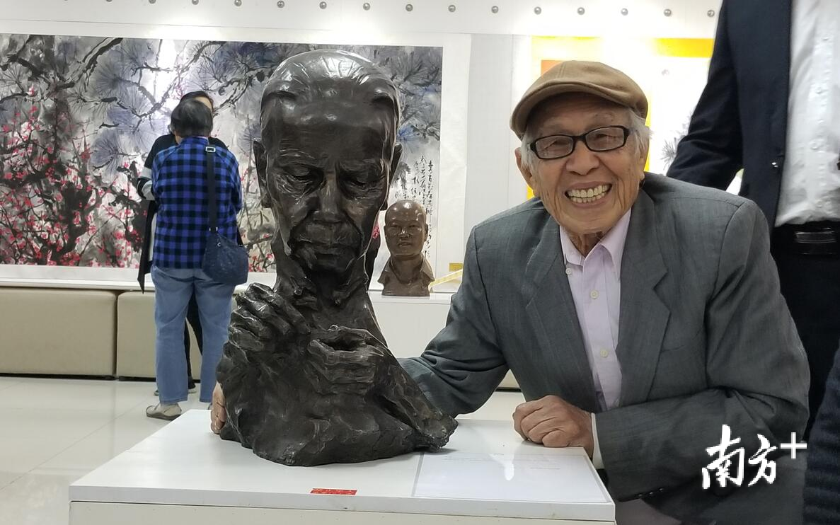 曹崇恩和他的作品。 曹崇恩和他的作品。