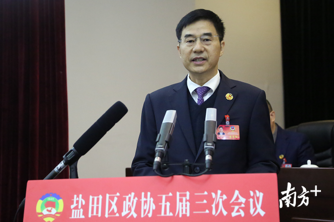 盐田区政协主席武威代表政协深圳市盐田区第五届常委会，向大会作了工作报告。