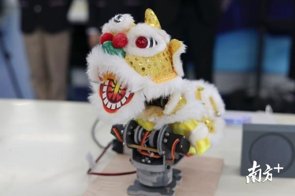 1月28日上午,广州图书馆举行了一场AI(Artificial Intelligence,人工智能)体验活动,市民不仅看到了由小学生设计的“图书馆智能取书装置”、七彩音乐光纤灯等多个智能作品,还能与机器人现场互动,体验人工智能带来的乐趣。(南方+记者 李细华 通讯员 曾茜 摄影报道 )