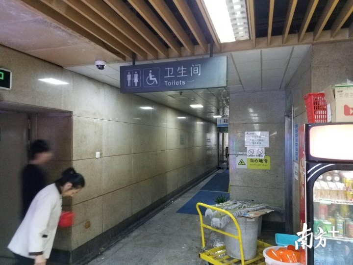 地铁1号线华强站卫生间的外部环境。