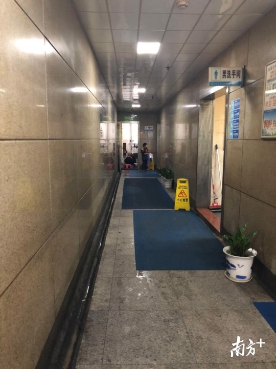 地铁1号线华强站的卫生间地面多处有污水。