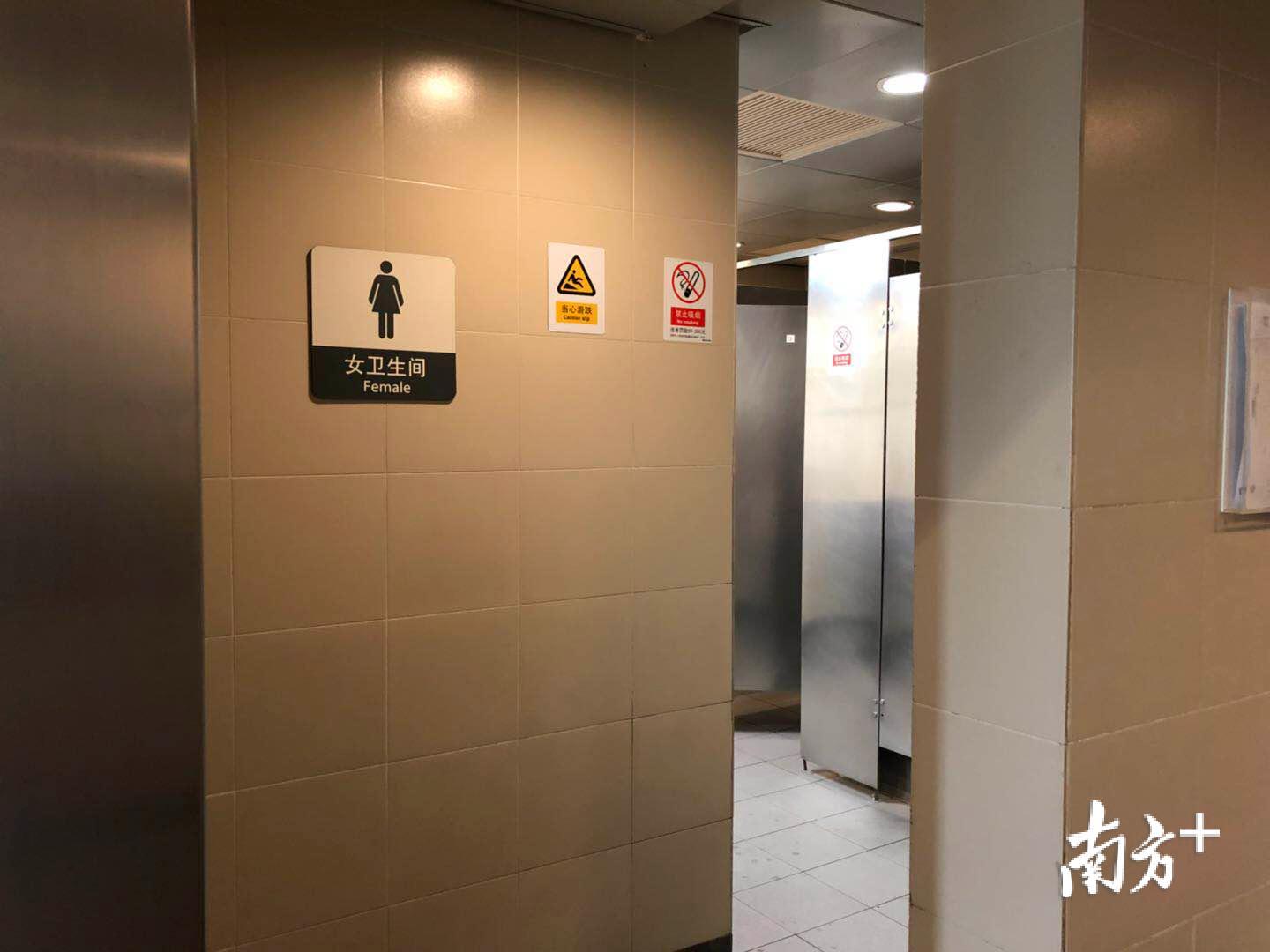 港铁运营的4号线上梅林站，公厕干净无异味。