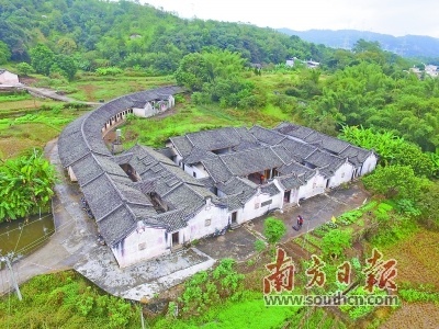 牛角屋位于梅县区白宫镇富良美村，屋的另一端是个山脊，与围龙正好形成一个半圆，从而形成牛角状围龙。 南方日报记者 何森垚 摄