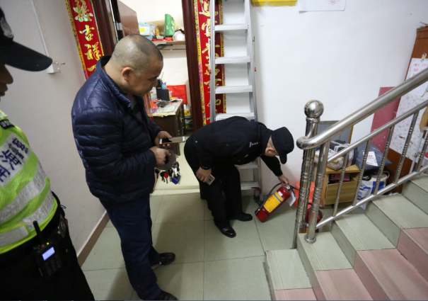 黄岐社区民警走家入户，对出租屋开展消防巡查。黄岐派出所供图