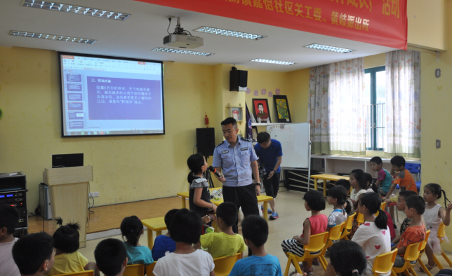 民警通过创新巡讲方式，推动消防、防盗等知识走入千家万户，图为去年11月在当地一家幼儿园开展的巡讲活动，100多名幼儿、家长代表、教职工参加。黄岐派出所供图