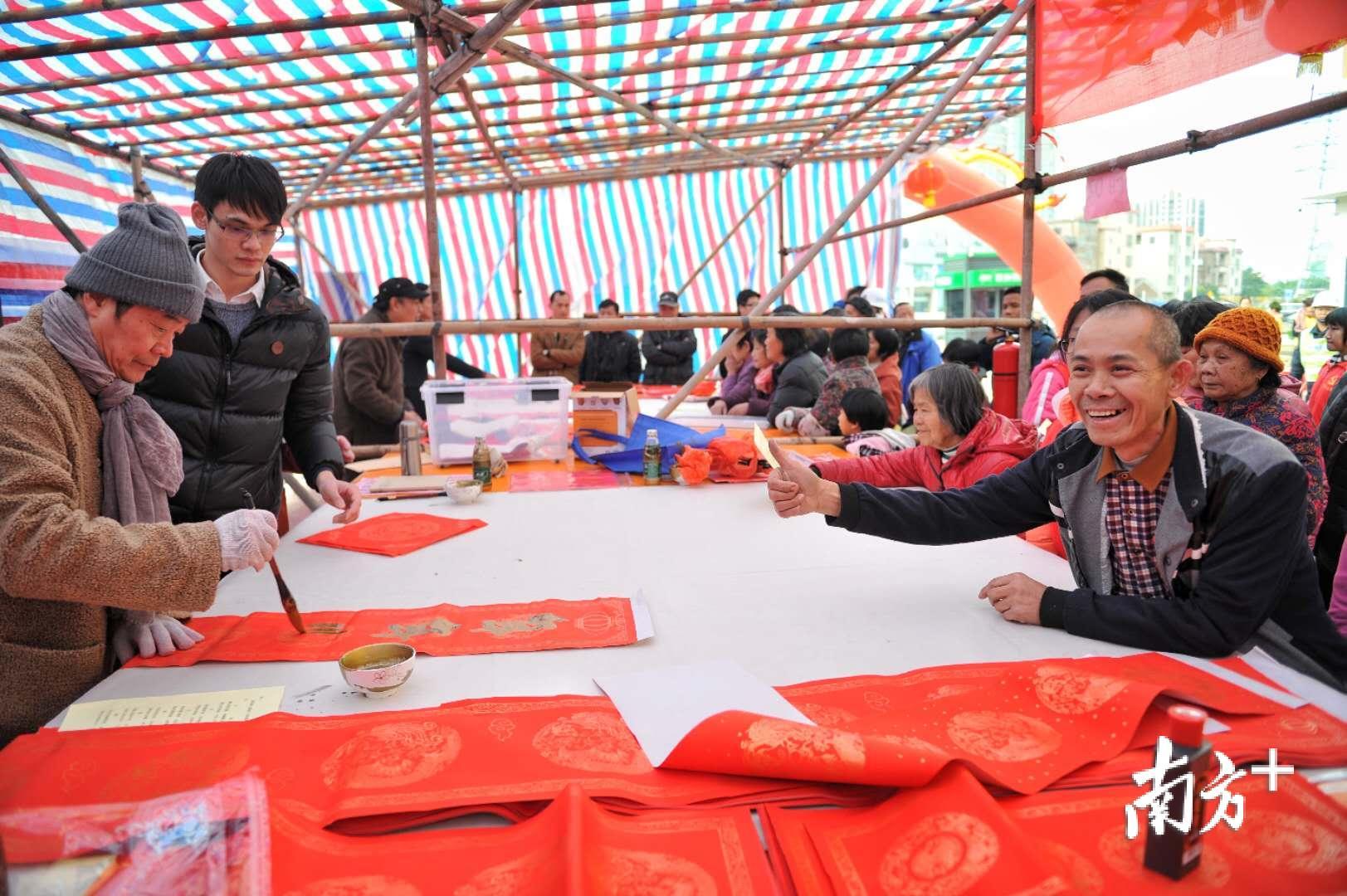 来自佛山市文联的代表为吉利村送上了书法作品。南方+记者 戴嘉信摄 来自佛山市文联的代表为吉利村送上了书法作品。南方+记者 戴嘉信摄