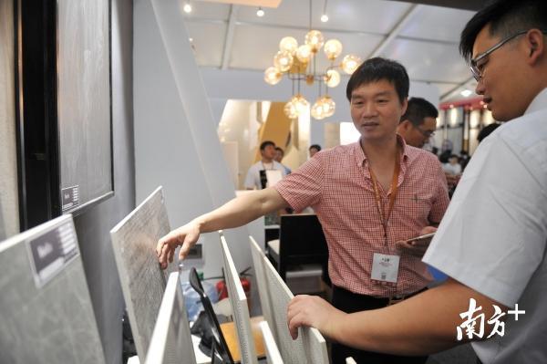 2017年4月18日，第29届佛山陶博会开幕，吸引了730多家海内外参展商参加。南方+记者 戴嘉信 摄