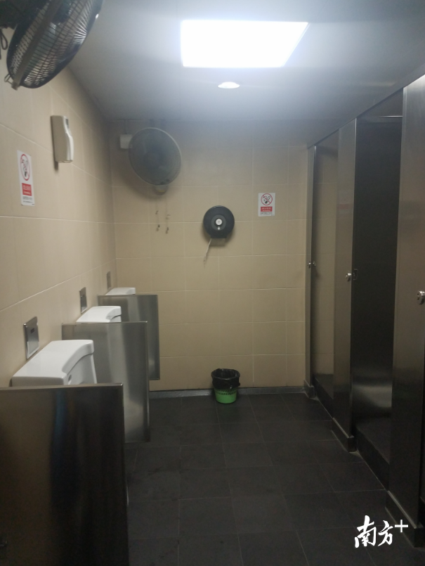 4号线市民中心站的公厕。