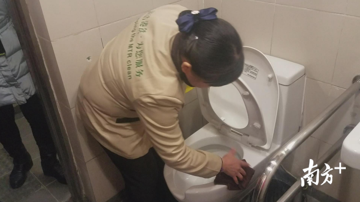 4号线龙华站保洁员演示清洁动作。