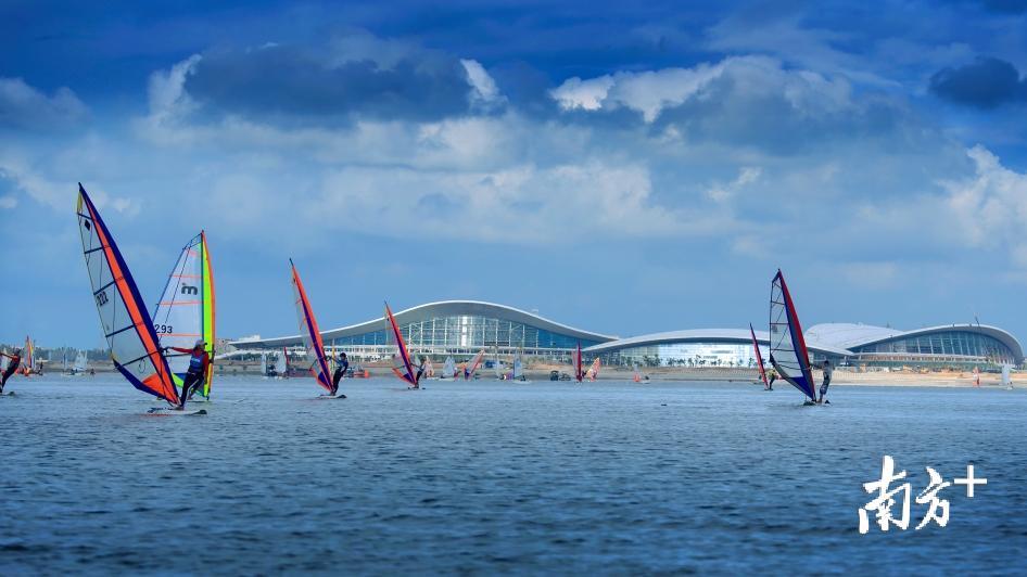 湛江市金沙湾位于湛江湾内湾，海岸线长1千米，面积10万平方米，拥有一个大型的天然海滨浴场。金沙湾生态景观与“一湾两岸”的城市景观相结合，构成了一个与城市零距离的休闲湾区。金沙湾的海滩平缓，沙质洁白细腻，岸上椰林婆娑，与碧海蓝天，构成了一幅美丽的生态画卷。　&nbsp;&nbsp;&nbsp;