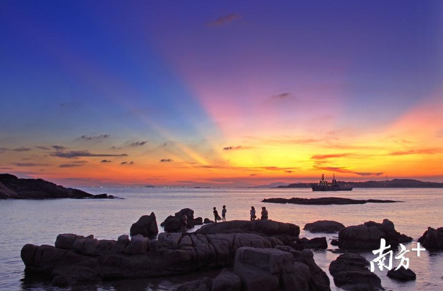 汕尾市遮浪半岛海岸地处汕尾市东部，即粤东红海湾与碣石湾交接处。遮浪半岛突入海面，犹如一道屏障挡住了东西两面风浪，使得半岛两侧景象迥然不同，当一边波涛滚滚、巨浪排空时，另一边侧却是风平浪静、一碧万顷。遮浪半岛海岸沙滩蜿蜒连绵，沿岸礁岩多姿，滨海风光秀丽，人文古迹众多。