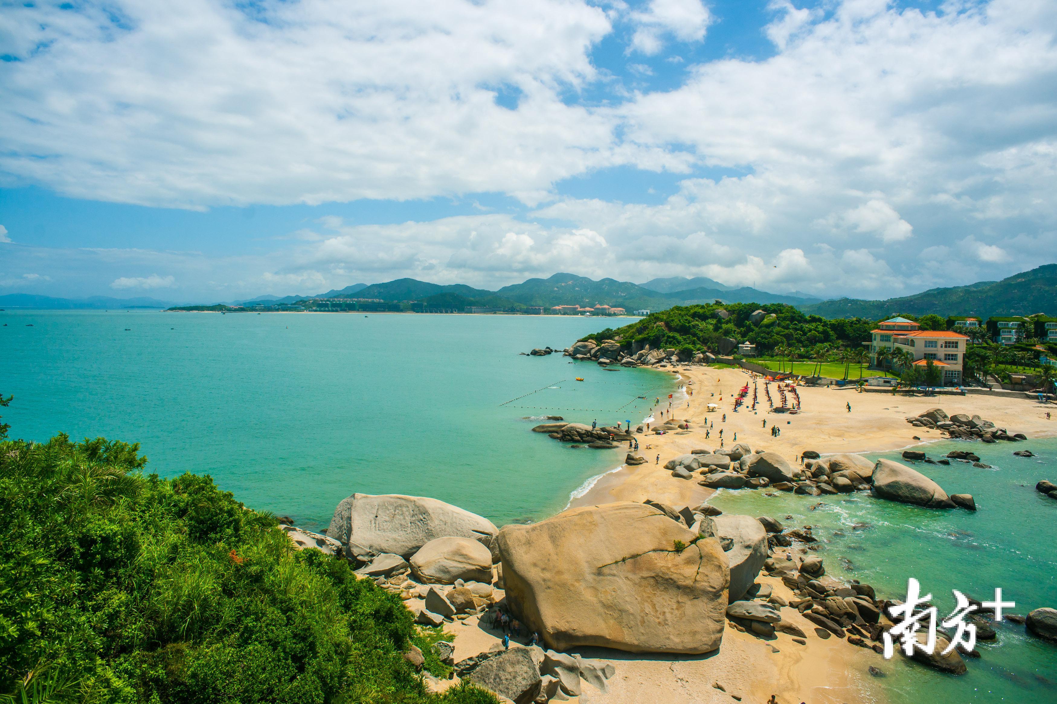 惠州市巽寮湾位于位于惠东县稔平半岛西南角、大亚湾东部，依山傍海，山海相嵌，海天交融。巽寮湾总面积105平方公里，拥有27公里长的天然海岸线，素以“石奇美、水奇清、沙奇白”而著称，享有“蓝色翡翠”、“天赐白金堤”等美誉，湾内的海水水质和大气质量均达到国家一级（类）标准。