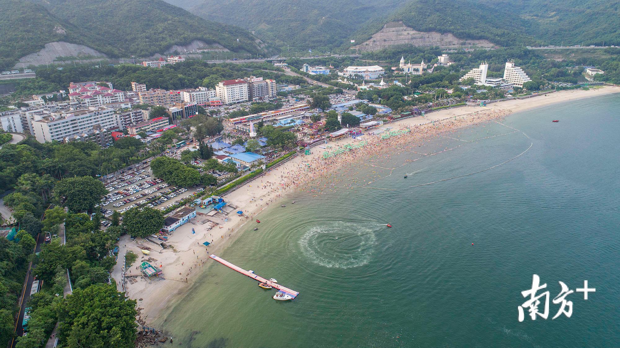 深圳市大小梅沙海岸西起中英街,東止於揹仔角,全長19.