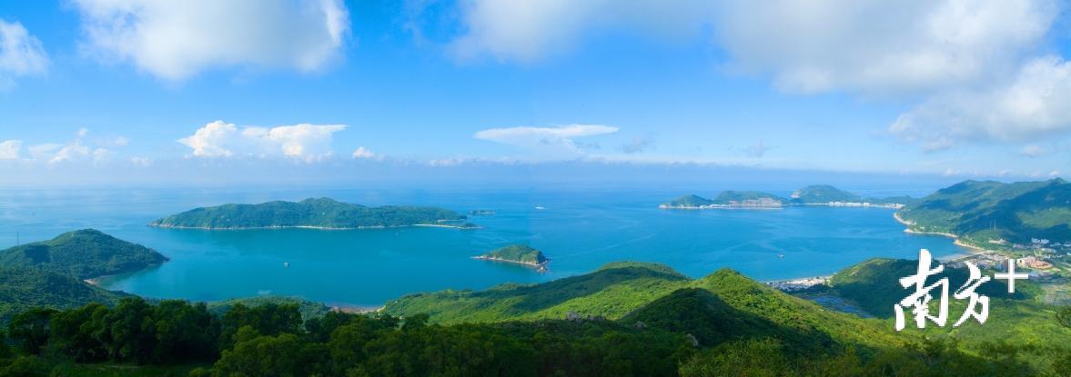 江门市王府洲位于台山市下川岛南澳湾，以对面的离岛--王府洲而得名。王府洲三面环山，一面向海，沙滩长1600米，平缓地向大海延伸，洁白的沙滩被椰树绿林环抱，半月形的海湾，柔软的沙滩，海风椰树，渔村落霞，使王府洲保持了天然的美丽，被人们誉为“度假天堂”，是国家4A级旅游景区。