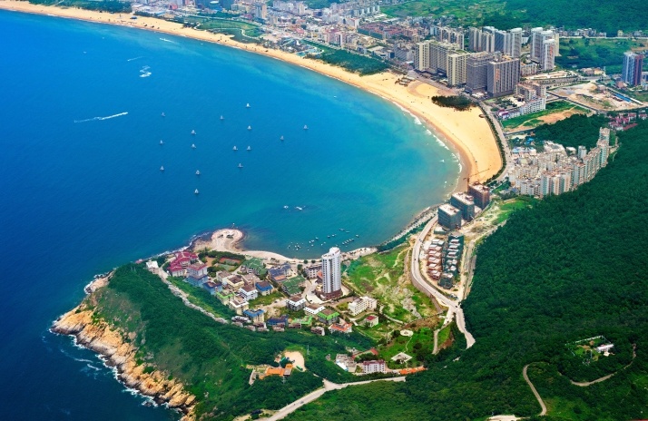 阳江市大角湾位于阳江市海陵岛闸坡镇内，是国家5A级旅游景点，海岸线曲折多湾，最长沙环达1公里，三面环海，林荫遍布，沿曲径前行，有巨石列布海滩，或浑圆平整，或突兀峻峭，虎伏狮立，形状奇特。海岛的最西角，为观日落的最佳地点，当晚霞满天时，许多游人驻足于此等待“马尾夕照”。