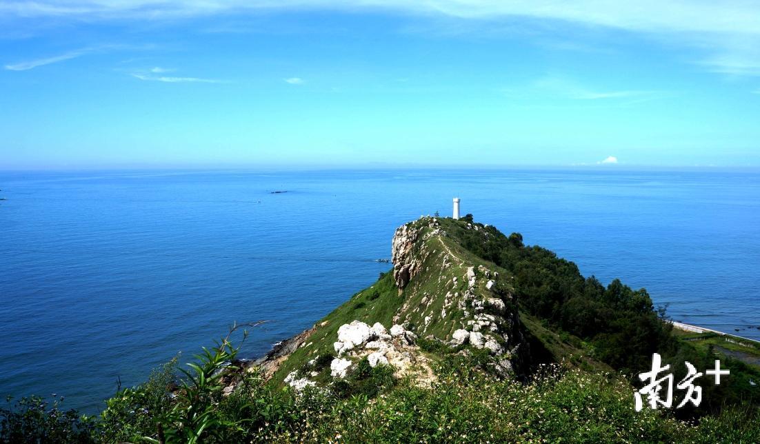 茂名市中国第一滩海岸位于茂名市电白区南海半岛南端，呈东北-西南走向，有12公里沙质洁白细软、宽阔平缓的沙滩。在沙滩外侧有宽达800-1000米的沿海防护林带，是我国第一条人工营造的沿海防护林带，防护林犹如一条绿色翡翠带点缀着碧蓝的南海。中国第一滩先后被评为“卫生优良景区”、“为广东旅游争光先进单位”、“广东休闲好去处”等。