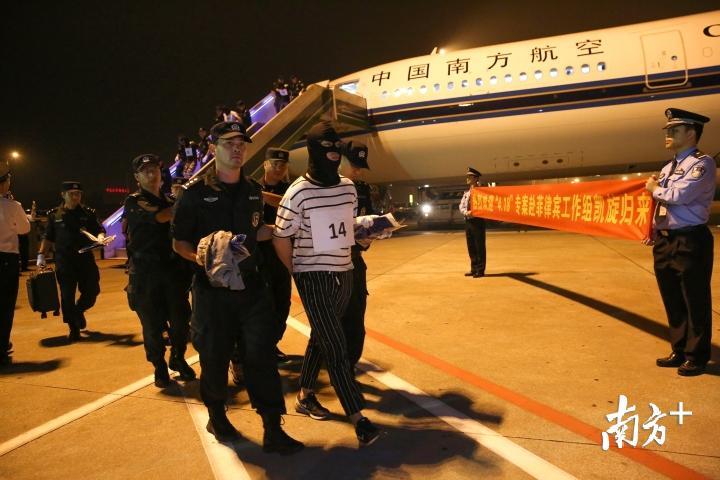 珠海警方从菲律宾押解回犯罪嫌疑人。