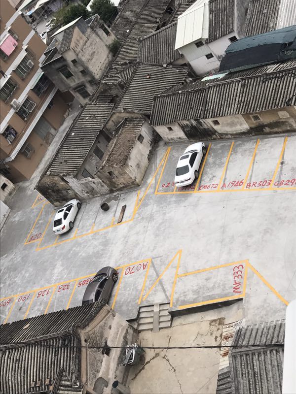 池湖村拆掉村里的猪圈，改建成为停车场。